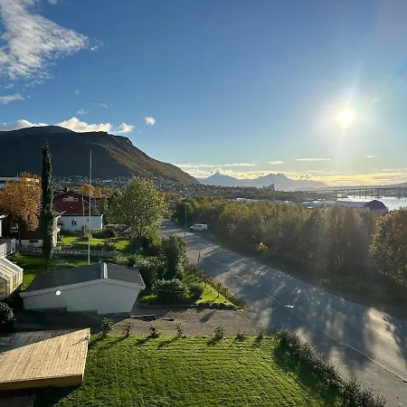 Spacious Cozy Arctic Retreat With Panoramic Veiw *