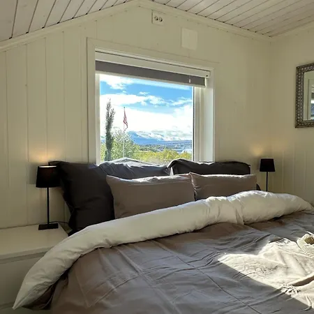 Spacious Cozy Arctic Retreat With Panoramic Veiw