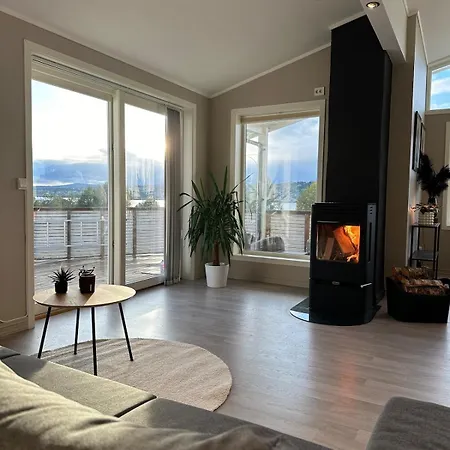 Spacious Cozy Arctic Retreat With Panoramic Veiw * Tromsdalen