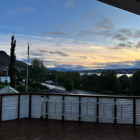 Spacious Cozy Arctic Retreat With Panoramic Veiw Daire Tromsdalen
