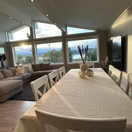 Spacious Cozy Arctic Retreat With Panoramic Veiw