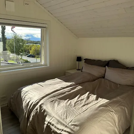 Spacious Cozy Arctic Retreat With Panoramic Veiw Daire Tromsdalen