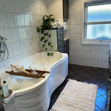 Spacious Cozy Arctic Retreat With Panoramic Veiw Tromsdalen